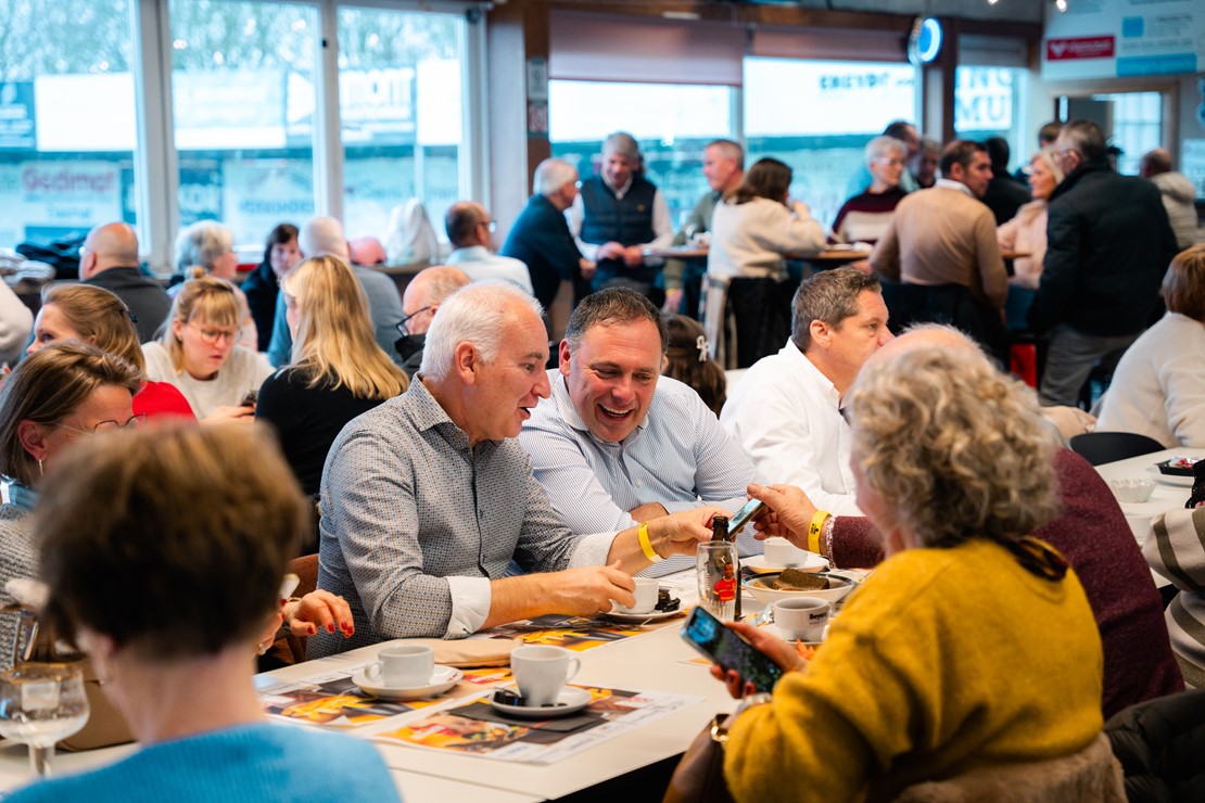 We sluiten 2025 af met een knal! Uitverkocht mosselfestijn, winst in de derby en als leider de winterstop in!